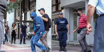 Ένας εκ των τεσσάρων κατηγορούμενων στην υπόθεση του Blue Horizon μετά την απολογία του στον ανακριτή (φωτ.: EUROKINISSI/Βασίλης Ρεμπάπης)