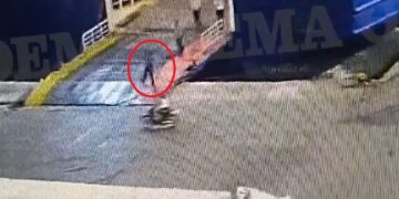 Στιγμιότυπο από ιδιωτικό βίντεο δείχνει τον άτυχο άνδρα επάνω στον καταπέλτη του πλοίου (φωτ.: glomex)