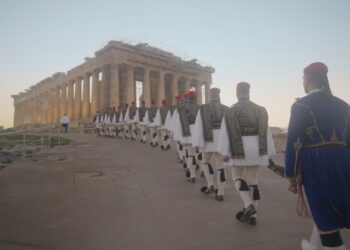 Στιγμιότυπο από τη σειρά «Η αύρα της Προεδρικής Φρουράς», η οποία  εξετάζει τη στρατιωτική ιστορία των ευζωνικών ταγμάτων της Προεδρικής Φρουράς (φωτ.: COSMOTE TV)