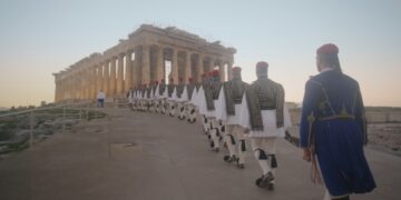 Στιγμιότυπο από τη σειρά «Η αύρα της Προεδρικής Φρουράς», η οποία  εξετάζει τη στρατιωτική ιστορία των ευζωνικών ταγμάτων της Προεδρικής Φρουράς (φωτ.: COSMOTE TV)