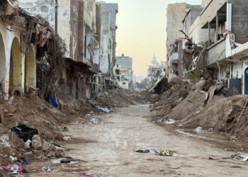 Μια ολόκληρη γειτονιά κατεστραμμένη από τις πλημμύρες που προκάλεσε η κακοκαιρία «Daniel» στην πόλη Ντέρνα (φωτ.: EPA/STR)