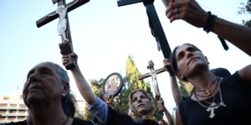 Διαδηλώτριες με σταυρούς και εικόνες διαμαρτύρονται ενάντια στις νέες ταυτότητες (φωτ.: EUROKINISSI/Βασίλης Ρεμπάπης)