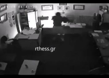 Χαρακτηριστικό στιγμιότυπο από τις κάμερες κλειστού κυκλώματος όπου διακρίνονται οι διαρρήκτες (φωτ.: YouTube)