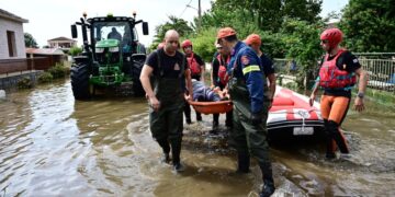 Διασώστες μεταφέρουν εγκλωβισμένο κάτοικο από το πλημμυρισμένο χωριό Παλαμάς στην περιοχή της Καρδίτσας (φωτ.: EUROKINISSI/Μιχάλης Καραγιάννης)