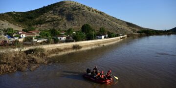 Διασώστες επιχειρούν με βάρκα στον πλημμυρισμένο Βλοχό, όπου περίπου 60 άτομα παρέμεναν στην εκκλησία του χωριού (φωτ.: EUROKINISSI/Μιχάλης Καραγιάννης)