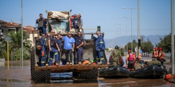 Διασώστες επιχειρούν με κάθε μέσο στις πλημμυρισμένες περιοχές (φωτ.: EUROKINISSI/Λεωνίδας Τζέκας)