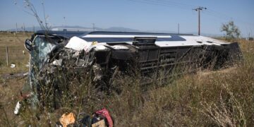 Βαλίτσες και προσωπικά αντικείμενα επιβαινόντων δίπλα από το κατεστραμμένο τουριστικό λεωφορείο (φωτ.: ΑΠΕ-ΜΠΕ/STR)