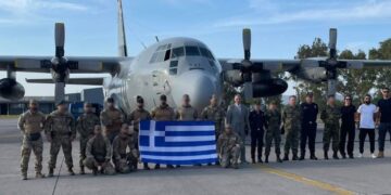 Τα στελέχη των Ενόπλων Δυνάμεων πριν αναχωρήσουν για τη Λιβύη (φωτ: Χ/ΓΕΕΘΑ)