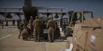 Στιγμιότυπο από τις τελευταίες στιγμές της ελληνικής αποστολής, πριν αναχωρήσει με το μοιραίο λεωφορείο για την πόλη Ντέρνα (φωτ.: glomex)