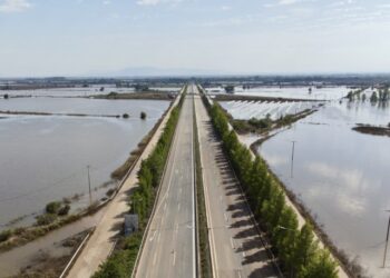 Η σημερινή εικόνα της εθνικής οδού Αθηνών-Θεσσαλονίκης, στο τμήμα Γυρτώνης-Συκουρίου (φωτ.: ΑΠΕ-ΜΠΕ)
