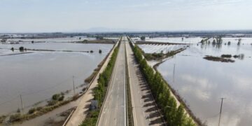 Η σημερινή εικόνα της εθνικής οδού Αθηνών-Θεσσαλονίκης, στο τμήμα Γυρτώνης-Συκουρίου (φωτ.: ΑΠΕ-ΜΠΕ)