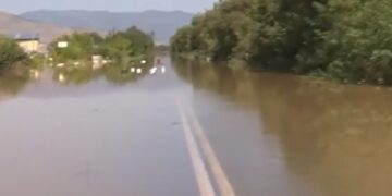 Πλημμυρισμένο κομμάτι της εθνικής οδού κοντά στη Λάρισα, στον κόμβο Συκουρίου (φωτ.: glomex)