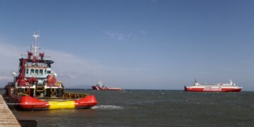 Το «Fast Ferries Andros», στο αγκυροβόλιο έξω από το λιμάνι της Ραφήνας (φωτ.: Θανάσης Δημόπουλος / EUROKINISSI)