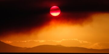 Ο ήλιος έχει κρυφτεί πίσω από τους καπνούς της μεγάλης φωτιάς (φωτ.: EUROKINISSI/Θανάσης Καλλιάρας)