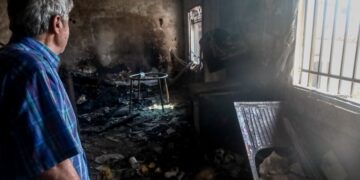 Πυρόπληκτος στην Πάρνηθα αντικρίζει καμένο σπίτι (φωτ.: EUROKINISSI/Κώστας Τζούμας)