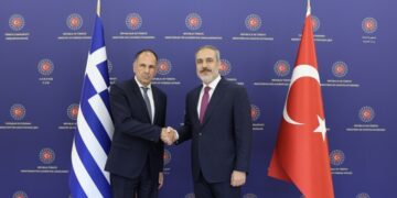 Από αριστερά, ο Γιώργος Γεραπετρίτης και ο Χακάν Φιντάν μετά τη συνάντησή τους στην Άγκυρα (φωτ.: ΑΠΕ-ΜΠΕ/Υπουργείο Εξωτερικών της Τουρκίας/Πρακτορείο Anadolu/Mustafa Aygun)