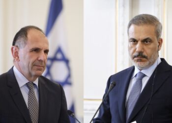 Από αριστερά ο Γιώργος Γεραπετρίτης και ο Χακάν Φιντάν (φωτ.: EUROKINISSI/Βασίλης Ρεμπάπης/ΑΠΕ-ΜΠΕ/Abedin Taherkenareh)