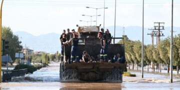 Σωστικά συνεργεία μεταφέρουν κατοίκους στη Γιάννουλη Λάρισας (φωτ.: EUROKINISSI/Γιώργος Κονταρίνης)