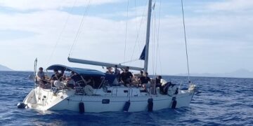 Το ιστιοφόρο που εντοπίστηκε ανοιχτά της Σερίφου, φορτωμένο με παράτυπους μετανάστες (φωτ.: Λιμενικό Σώμα-Ελληνική Ακτοφυλακή)