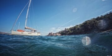 Στιγμιότυπο από παραλία στο Καβούρι Αττικής (φωτ.: Γιώργος Κονταρίνης/ EUROKINISSI)