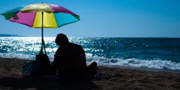 Η θάλασσα του Σεπτεμβρίου, για όσους τυχερούς έχουν τη δυνατότητα να την επισκεφθούν, είναι η καλύτερη (φωτ.: EUROKINISSI/Γιώργος Κονταρίνης)