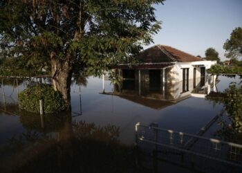 Σπίτι βυθισμένο μέχρι τη μέση στο νερό στον Κοσκινά Καρδίτσας (φωτ.: ΑΠΕ-ΜΠΕ/Γιάννης Κολεσίδης)
