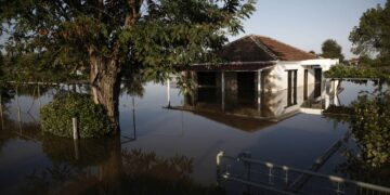 Σπίτι βυθισμένο μέχρι τη μέση στο νερό στον Κοσκινά Καρδίτσας (φωτ.: ΑΠΕ-ΜΠΕ/Γιάννης Κολεσίδης)