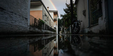 Ουράνιο τόξο μετά από καταιγίδα στην πόλη των Τρικάλων (φωτ.; EUROKINISSI / Θανάσης Καλλιάρας)