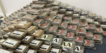 Η ποσότητα της κοκαΐνης ήταν μοιρασμένη σε πακέτα με ναζιστικά σύμβολα (φωτ.: ΑΠΕ-ΜΠΕ)