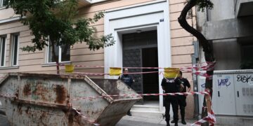 Το κτήριο στο Κολωνάκι όπου βρέθηκε ο οπλισμός (φωτ.: EUROKINISSI/Τατιάνα Μπόλαρη)