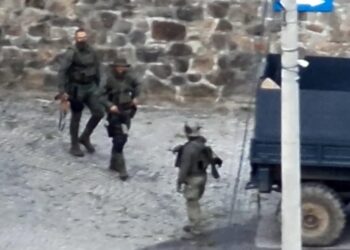 Στη φωτογραφία που δημοσίευσε στην πλατφόρμα Χ ο πρωθυπουργός του Κοσόβου Άλμπιν Κούρτι, διακρίνονται ορισμένοι από τους ενόπλους στο προαύλιο του μοναστηριού (φωτ.: Χ/Albin Kurti)