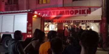 Στελέχη της Πυροσβεστικής έσπευσαν για να απεγκλωβίσουν τη σορό της άτυχης γυναίκας (φωτ.: messolonghinews.gr)