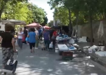 Στιγμιότυπο από λαϊκή αγορά στη Λάρισα το πρωί της Τρίτης (φωτ.: glomex)