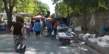 Στιγμιότυπο από λαϊκή αγορά στη Λάρισα το πρωί της Τρίτης (φωτ.: glomex)