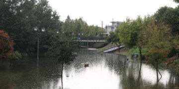 Εικόνα από τη Λάρισα – Στα όρια της υπερχείλισης ο Πηνειός (φωτ.: EUROKINISSI / Λεωνίδας Τζέκας)