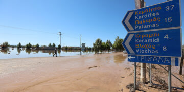 Η μάχη με το νερό και τη λάσπη συνεχίζεται στη Θεσσαλία (φωτ.: EUROKINISSI / Γιώργος Κονταρίνης)