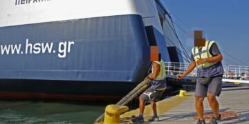 Ναυτεργάτες 	δένουν τους κάβους πλοίου που επιστρέφει από τα νησιά του Αιγαίου, στο λιμάνι του Πειραιά (φωτ. αρχείου: ΑΠΕ-ΜΠΕ/Αλέξανδρος Βλάχος)