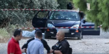 Στο βάθος διακρίνεται το αυτοκίνητο όπου πυροβολήθηκαν τα έξι θύματα (φωτ.: EUROKINISSI/Θανάσης Δημόπουλος)