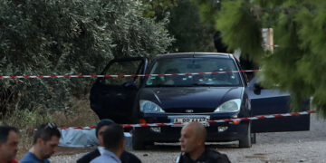 Το αυτοκίνητο που χρησιμοποιούσαν οι 6 Τούρκοι είχε πλαστές γερμανικές πινακίδες και ανήκε σε έναν Ρουμάνο (φωτ.: EUROKINISSI / Θανάσης Δημόπουλος)