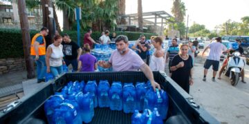 Εθελοντές μοιράζουν εμφιαλωμένα νερά σε κατοίκους της Αγριάς και των Λεχωνίων, έξω από τον Βόλο (φωτ.: EUROKINISSI/Βασίλης Οικονόμου)