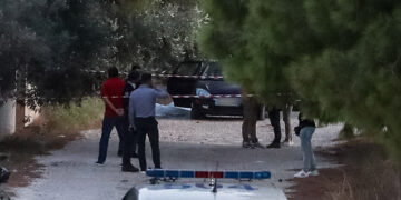Το αυτοκίνητο που χρησιμοποιούσαν οι 6 Τούρκοι είχε πλαστές γερμανικές πινακίδες και ανήκε σε έναν Ρουμάνο (φωτ.: EUROKINISSI / Θανάσης Δημόπουλος)