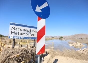 Στις περιοχές Μεταμόρφωση, Μαραθέα Κόρδα και Βλοχόη πρόσβαση είναι δυνατή μόνο με μεγάλα οχήματα (φωτ.: EUROKINISSI/Γιώργος Κονταρίνης)