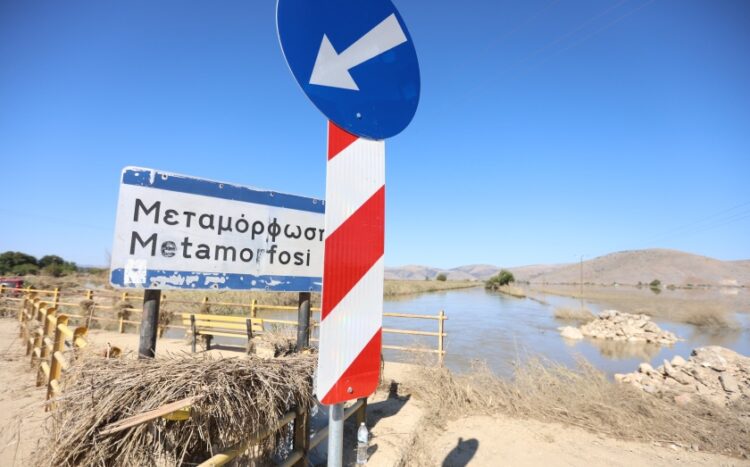 Στις περιοχές Μεταμόρφωση, Μαραθέα Κόρδα και Βλοχόη πρόσβαση είναι δυνατή μόνο με μεγάλα οχήματα (φωτ.: EUROKINISSI/Γιώργος Κονταρίνης)
