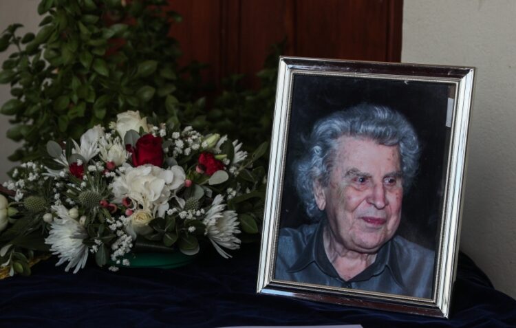 Λίγα λουλούδια δίπλα στη φωτογραφία του μεγάλου Έλληνα  μουσικοσυνθέτη (φωτ.: EUROKINISSI/Βασίλης Ρεμπάπης)