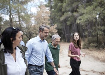 Ο πρωθυπουργός Κυριάκος Μητσοτάκης κατά τη διάρκεια της περιήγησής του στο δάσος της Δαδιάς (φωτ.: EUROKINISSI/Γραφείο Τύπου Πρωθυπουργού/Δημήτρης Παπαμήτσος)