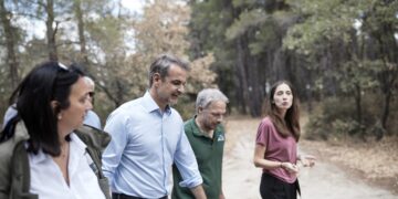 Ο πρωθυπουργός Κυριάκος Μητσοτάκης κατά τη διάρκεια της περιήγησής του στο δάσος της Δαδιάς (φωτ.: EUROKINISSI/Γραφείο Τύπου Πρωθυπουργού/Δημήτρης Παπαμήτσος)