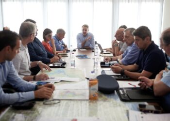 Ο πρωθυπουργός Κυριάκος Μητσοτάκης (κέντρο) στη διάρκεια της σύσκεψης στην Περιφέρεια Θεσσαλίας (φωτ.: EUROKINISSI/Γραφείο Τύπου Πρωθυπουργού/Δημήτρης Παπαμήτσος)