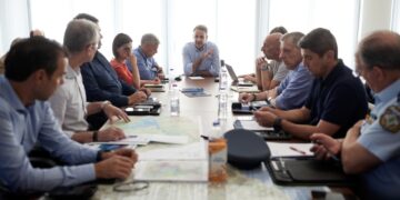 Ο πρωθυπουργός Κυριάκος Μητσοτάκης (κέντρο) στη διάρκεια της σύσκεψης στην Περιφέρεια Θεσσαλίας (φωτ.: EUROKINISSI/Γραφείο Τύπου Πρωθυπουργού/Δημήτρης Παπαμήτσος)