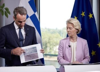 Ο Κυριάκος Μητσοτάκης με την πρόεδρο της Κομισιόν Ούρσουλα Φον ντερ Λάιεν ενώ δείχνει μια εικόνα του χωριού Μεταμόρφωση πριν και μετά τις πλημμύρες (φωτ.: Γραφείο Τύπου Πρωθυπουργού/Δημήτρης Παπαμήτσος)