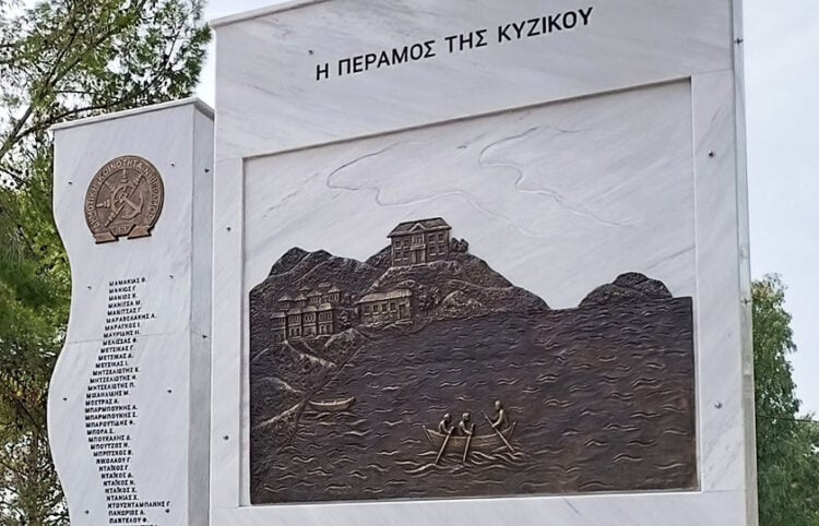 Η Πέραμος Κυζίκου στο μνημείο που δημιούργησε ο Γιώργος Κικώτης για τα 100 χρόνια από τη Μικρασιατική Καταστροφή. Τοποθετήθηκε τον Σεπτέμβριο του 2023 στη Νέα Πέραμο Αττικής (φωτ.: Facebook / Γιώργος Κικώτης Γλύπτης)